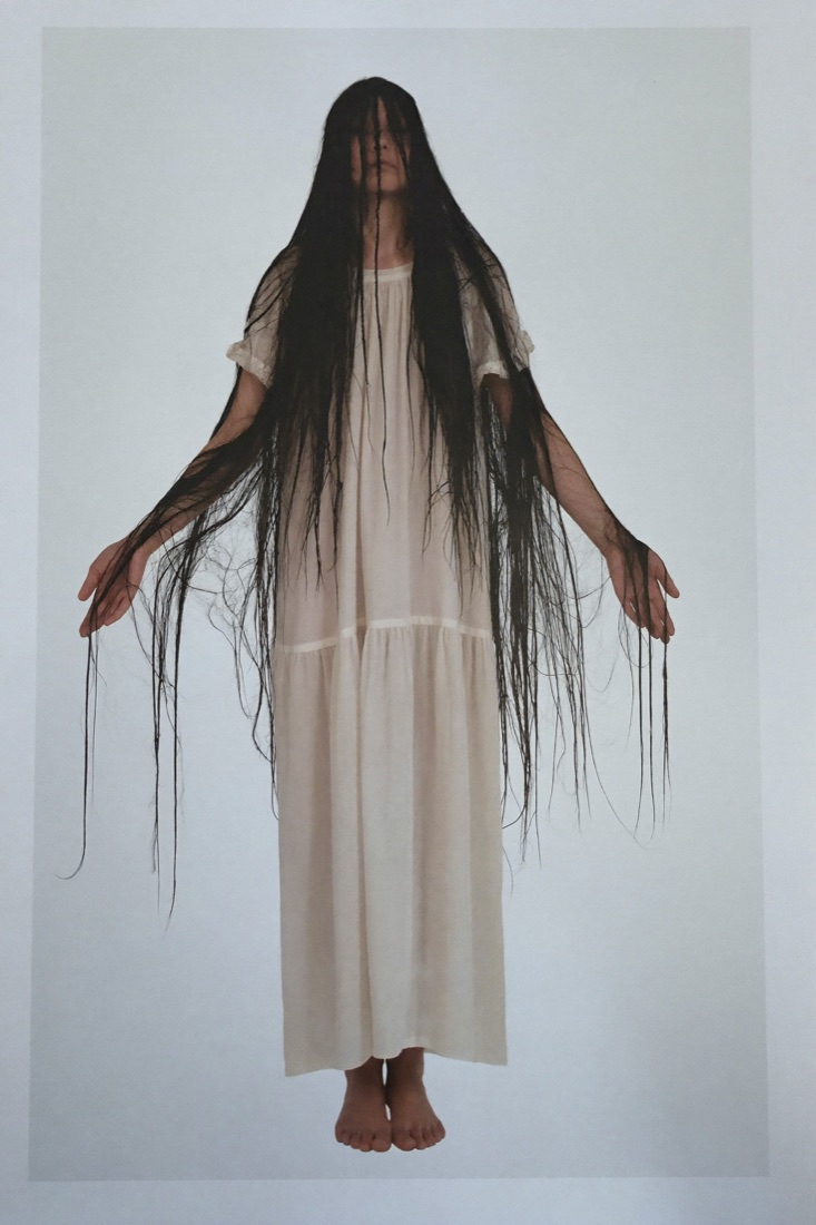 선택안 — 얼굴을 가린 검은 머리, 깨끗한 A포즈